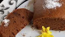 Bolo chocolate de 4 ingredientes e sem leite