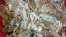 Macarrão ao molho branco e brócolis