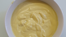 Molho de iogurte e mostarda para saladas