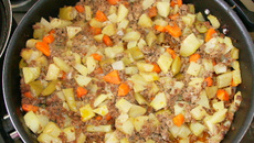 Carne moída com jardineira de legumes