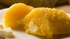 Pamonha salgada com queijo cremoso tradicional que já sai recheada