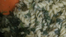 Macarrão com espinafre fácil