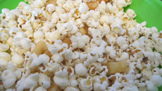 Pipoca com queijo crocante