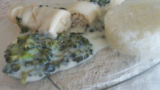 Panqueca de filé de merluza ao molho branco e brócolis