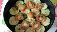 Petisco fácil de abobrinha e tomate