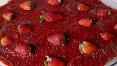 Torta de chocolate e morangos