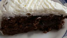 Bolo de amendoim com chantilly