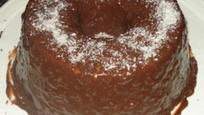 Bolo simples com cobertura de chocolate