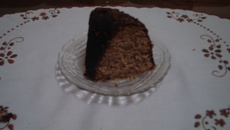 Bolo de café com cobertura de chocolate