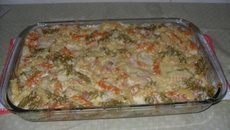 Macarrão tricolor ao molho de queijo e presunto