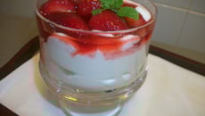 Sobremesa rápida de morango com creme