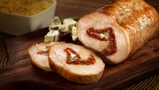  Lombo suíno Frimesa recheado com queijo gorgonzola, tomate seco e arroz pilaf