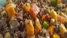 Molho de carne moída com legumes enlatados