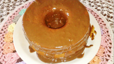 Bolo de cenoura com cobertura de chocolate