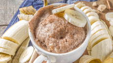 Bolo de banana de caneca sem glúten e sem lactose