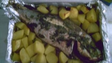 Tainha ou Cioba recheada e assada com batatas