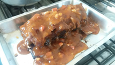 Costela de boi na panela de pressão com molho madeira falso