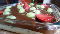 Bombom de morango na travessa