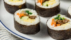 Kimbap ou gimbap, o rolinho de arroz colorido recheado com legumes e carne bovina