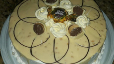 Bolo de bombom com recheio crocante sabor chocolate e cobertura sabor chocolate branco