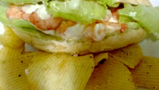 Sanduíche de camarão com requeijão