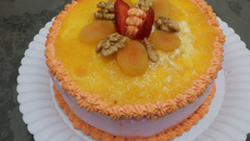 Bolo de nozes com morangos e damascos