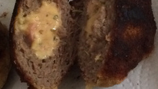 Bolinho de carne moída à milanesa recheado com presunto e queijo