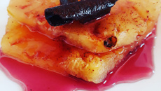 Abacaxi assado com calda de vinho