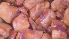 Cubos de peito de frango com cebola caramelizada e bacon