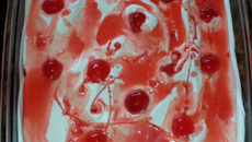 Pavê de chocolate coberto com chantilly e cerejas