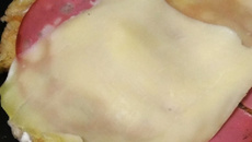 Pizza de pão velho na frigideira