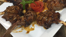 Carré de cordeiro grelhado ao molho café com hortelã