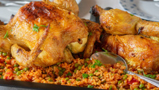 Chester ao vinho com arroz dourado