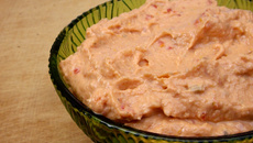 Patê de ricota com tomate seco e manjericão