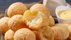 Pão de queijo fácil com receita da vovó para fazer no Dia das Crianças
