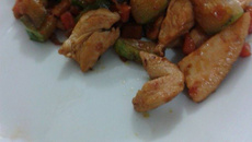 Peito de frango com legumes