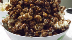 Pipoca caramelizada ao chocolate