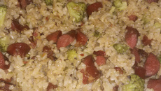 Arroz com brócolis, bacon e linguiça