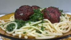 Espaguete alho e óleo com couve e almôndegas