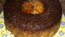 Bolo de laranja assado com calda de chocolate