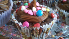 Cupcake de chocolate festeiro (super fácil)