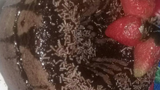 Bolo de chocolate com morango