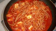 Espaguete ao molho de tomate com mussarela