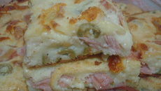 Torta de queijo, presunto e frango