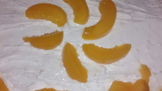 Bolo recheado com pêssego