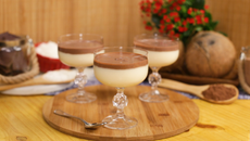 Doce gelado de coco com chocolate