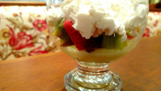 Sobremesa fácil de morango com chantili