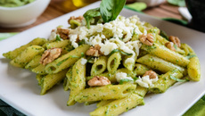 Penne ao pesto com nozes clássico rápido e prático