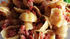 Massa com calabresa acebolada