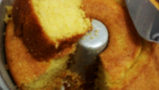 Bolo fit de fubá de milho fofinho sem glúten, ovo, leite e soja